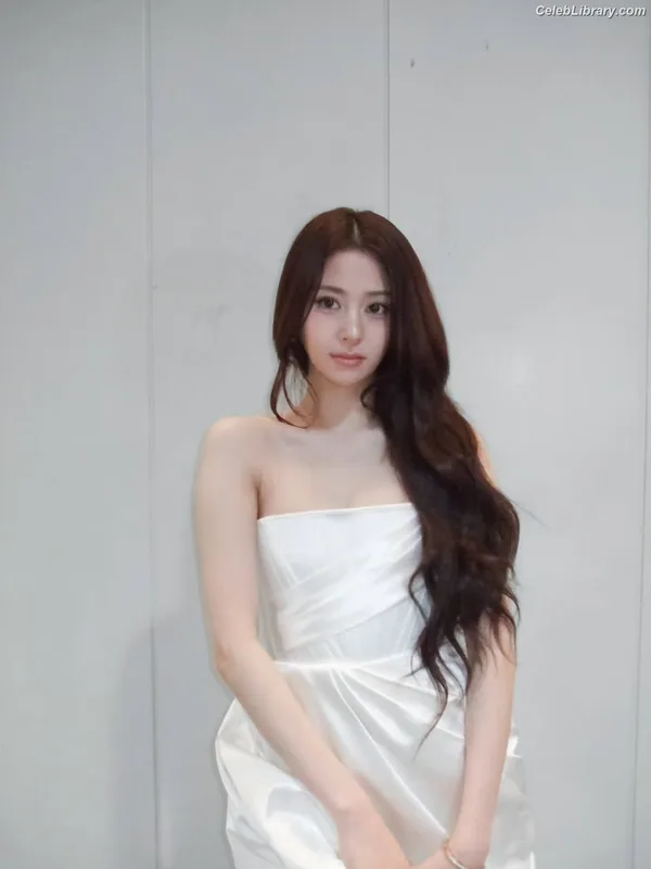 Huh Yunjin 허윤진 LESSERAFIM photo 9 of 253
