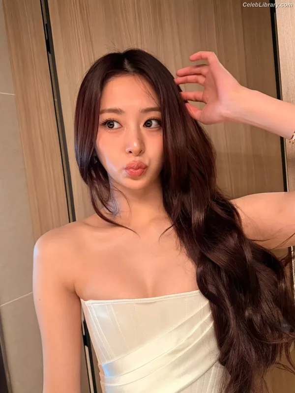 Huh Yunjin 허윤진 LESSERAFIM photo 10 of 253