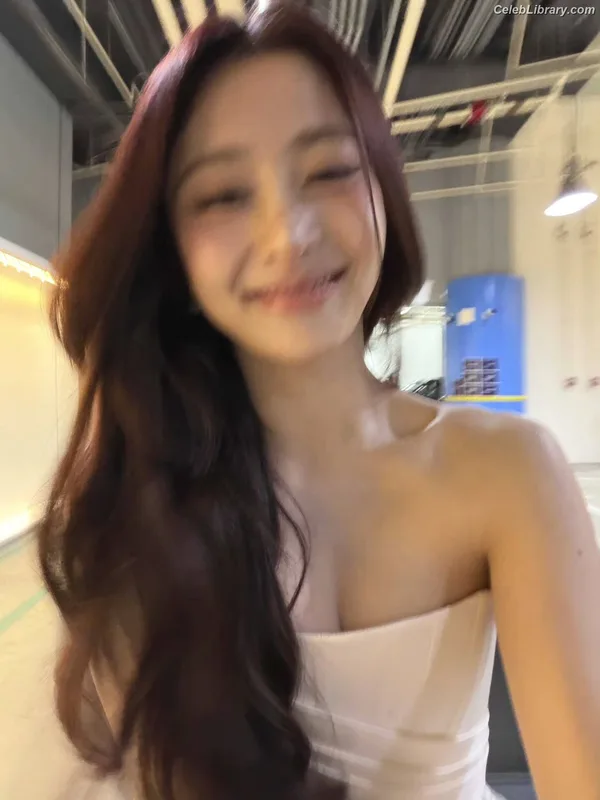 Huh Yunjin 허윤진 LESSERAFIM photo 11 of 253