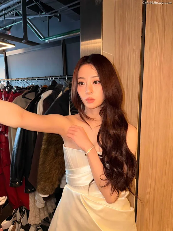 Huh Yunjin 허윤진 LESSERAFIM photo 13 of 253