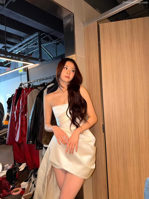 Huh Yunjin 허윤진 LESSERAFIM photo 14 of 253