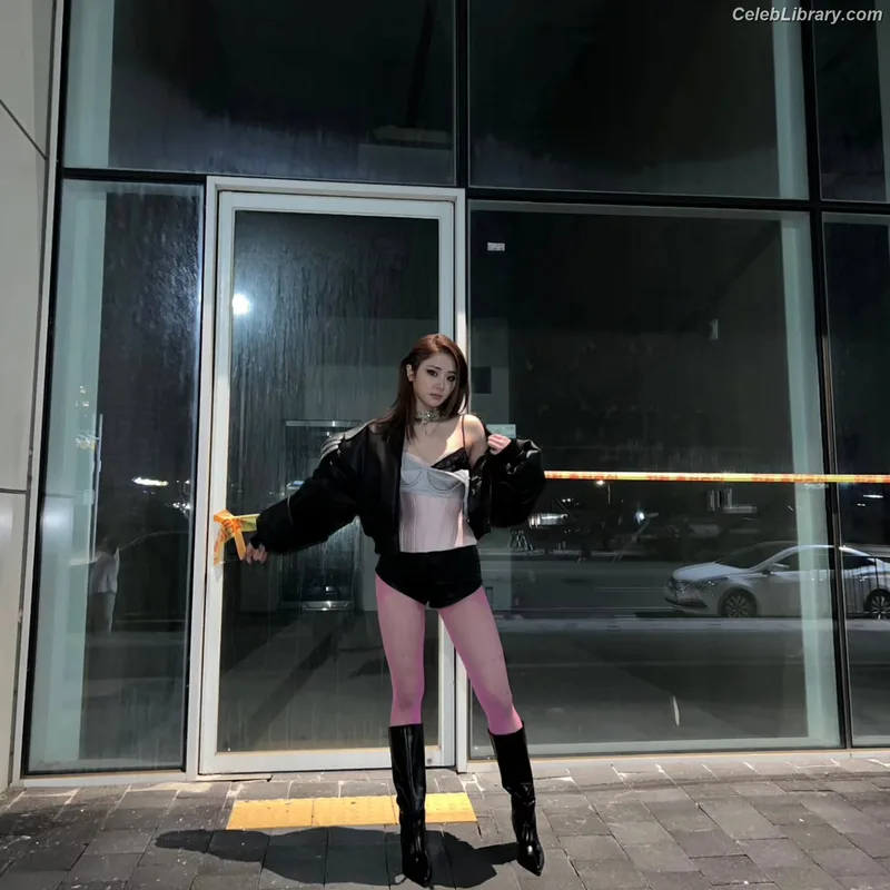 Huh Yunjin 허윤진 LESSERAFIM photo 19 of 253