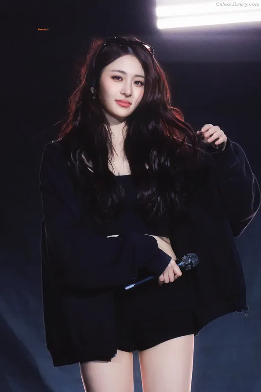 Huh Yunjin 허윤진 LESSERAFIM photo 3 of 253