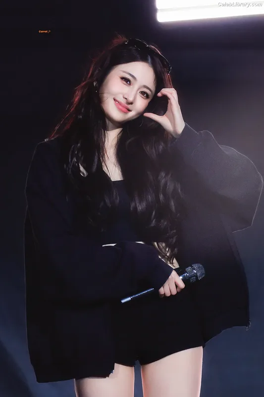 Huh Yunjin 허윤진 LESSERAFIM photo 4 of 253