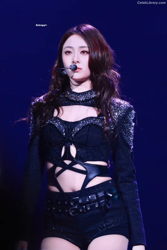 Huh Yunjin 허윤진 LESSERAFIM photo 5 of 253