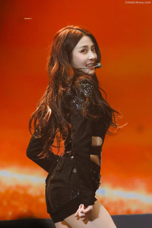 Huh Yunjin 허윤진 LESSERAFIM photo 7 of 253