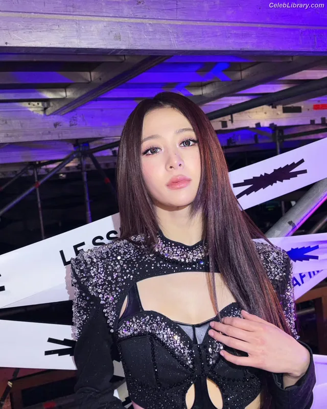 Huh Yunjin 허윤진 LESSERAFIM photo 8 of 253
