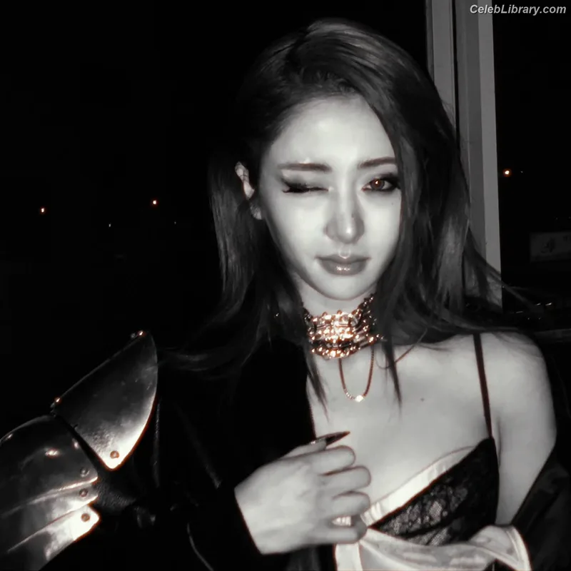 Huh Yunjin 허윤진 LESSERAFIM photo 12 of 253