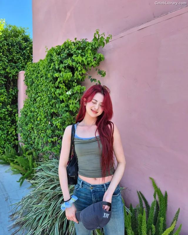 Huh Yunjin 허윤진 LESSERAFIM photo 13 of 253