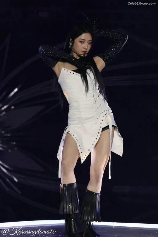 Huh Yunjin 허윤진 LESSERAFIM photo 16 of 253