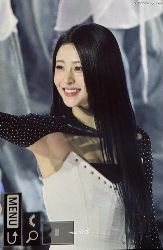 Huh Yunjin 허윤진 LESSERAFIM photo 17 of 253
