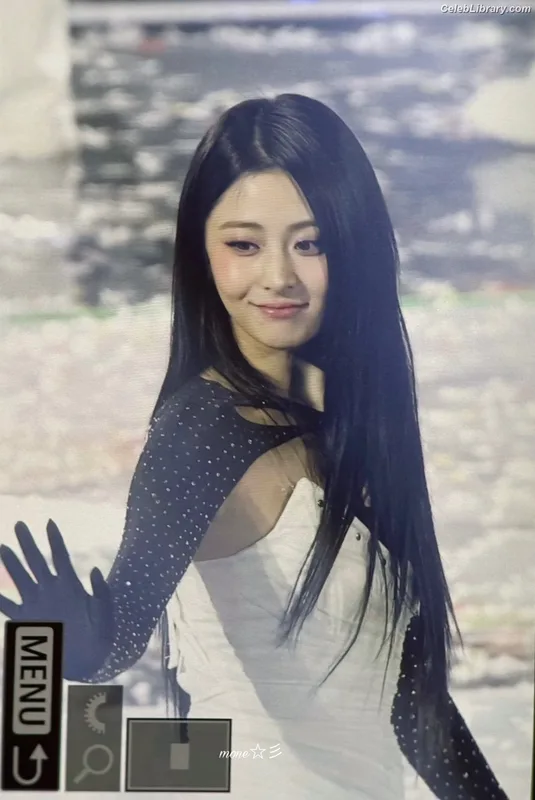 Huh Yunjin 허윤진 LESSERAFIM photo 18 of 253