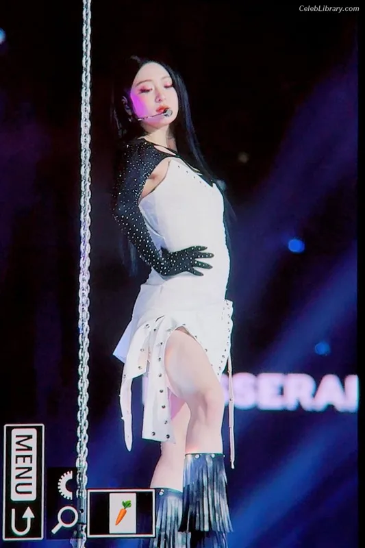 Huh Yunjin 허윤진 LESSERAFIM photo 20 of 253