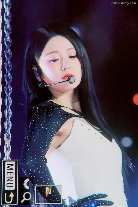 Huh Yunjin 허윤진 LESSERAFIM photo 21 of 253