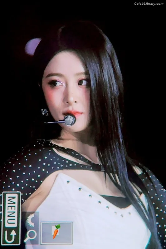 Huh Yunjin 허윤진 LESSERAFIM photo 22 of 253
