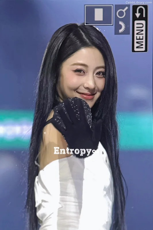 Huh Yunjin 허윤진 LESSERAFIM photo 23 of 253