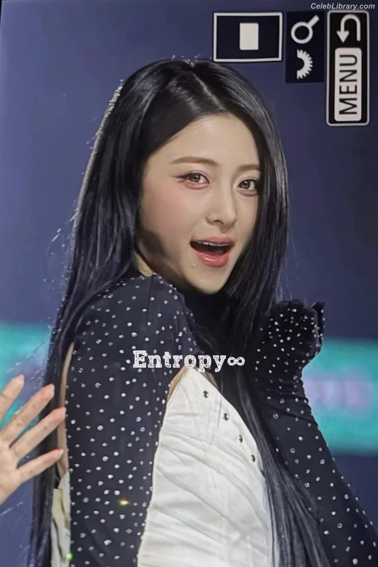 Huh Yunjin 허윤진 LESSERAFIM photo 24 of 253