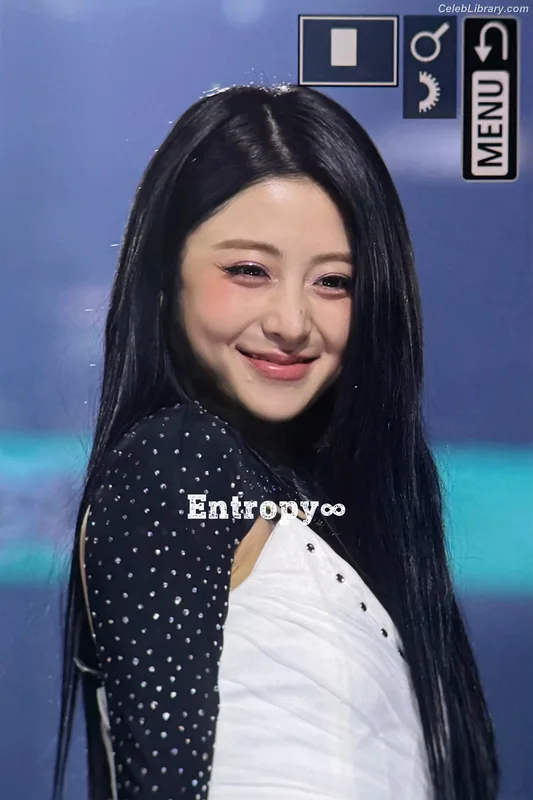 Huh Yunjin 허윤진  LESSERAFIM photo 1 of 253