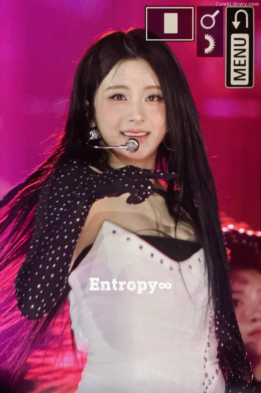 Huh Yunjin 허윤진  LESSERAFIM photo 2 of 253