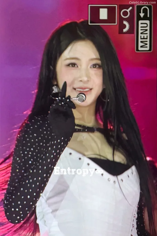 Huh Yunjin 허윤진  LESSERAFIM photo 3 of 253