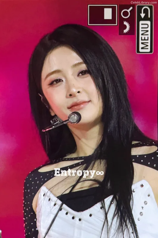 Huh Yunjin 허윤진  LESSERAFIM photo 4 of 253