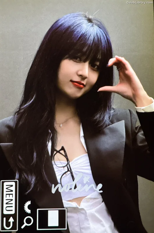 Huh Yunjin 허윤진  LESSERAFIM photo 12 of 253