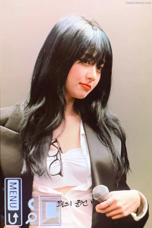 Huh Yunjin 허윤진  LESSERAFIM photo 16 of 253