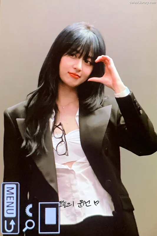 Huh Yunjin 허윤진  LESSERAFIM photo 18 of 253