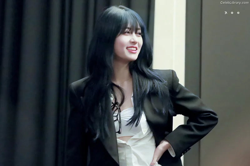 Huh Yunjin 허윤진  LESSERAFIM photo 3 of 253