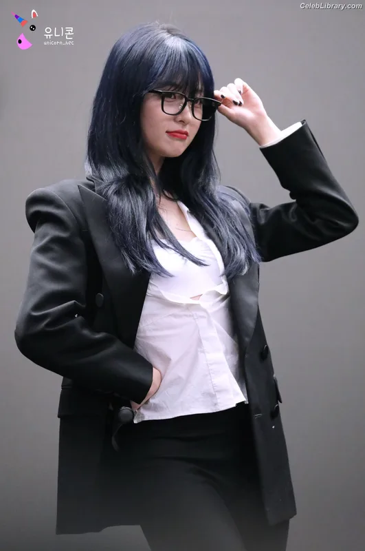 Huh Yunjin 허윤진  LESSERAFIM photo 7 of 253