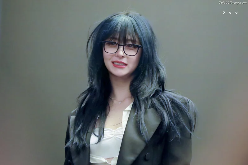 Huh Yunjin 허윤진  LESSERAFIM photo 10 of 253