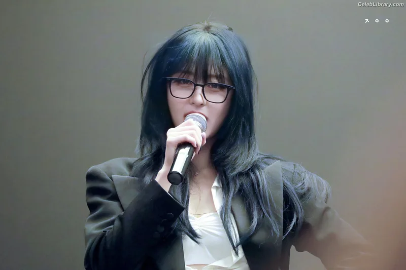 Huh Yunjin 허윤진  LESSERAFIM photo 12 of 253