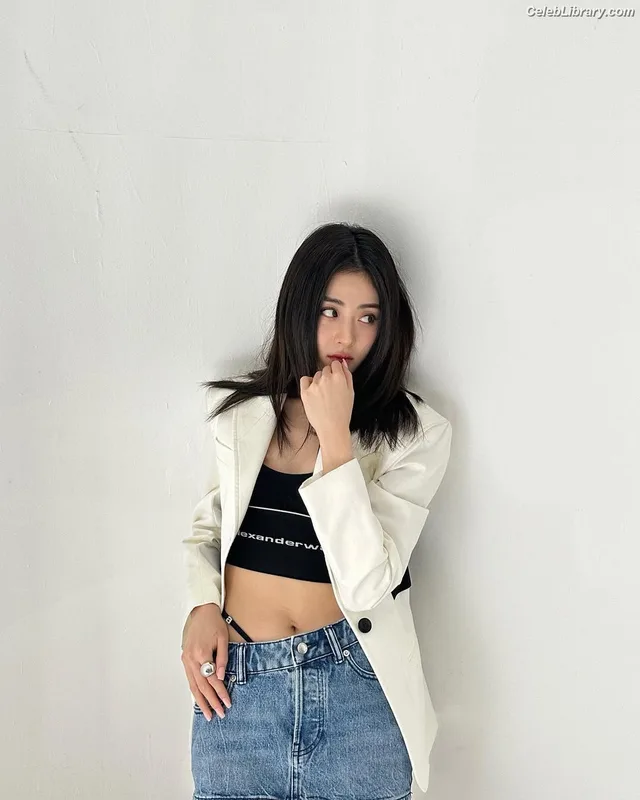 Huh Yunjin 허윤진  LESSERAFIM photo 18 of 253