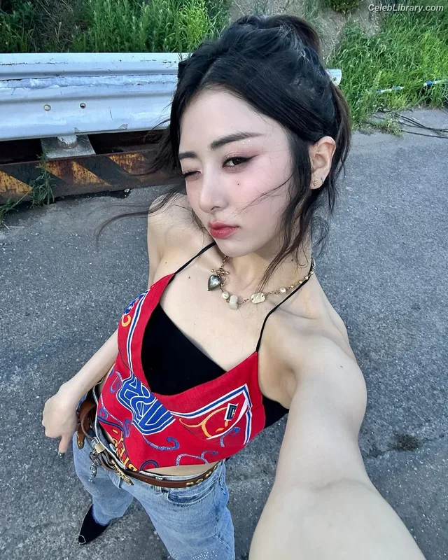 Huh Yunjin 허윤진  LESSERAFIM photo 20 of 253