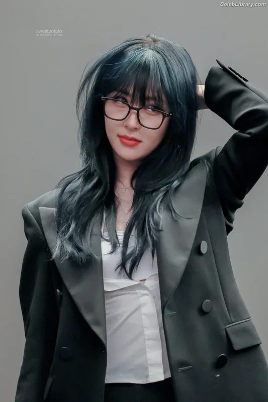 Huh Yunjin 허윤진  LESSERAFIM photo 7 of 253