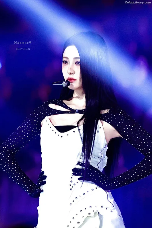 Huh Yunjin 허윤진  LESSERAFIM photo 10 of 253
