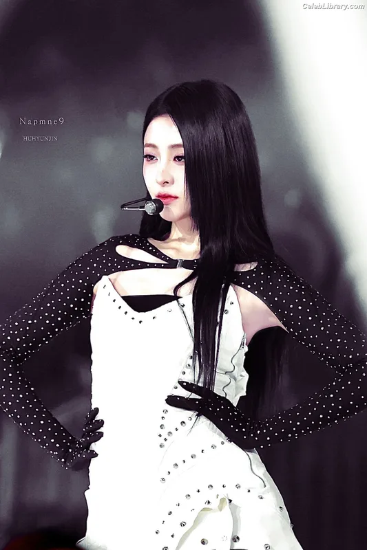 Huh Yunjin 허윤진  LESSERAFIM photo 11 of 253