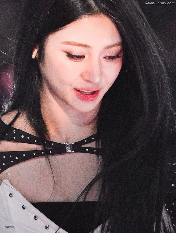 Huh Yunjin 허윤진  LESSERAFIM photo 19 of 253