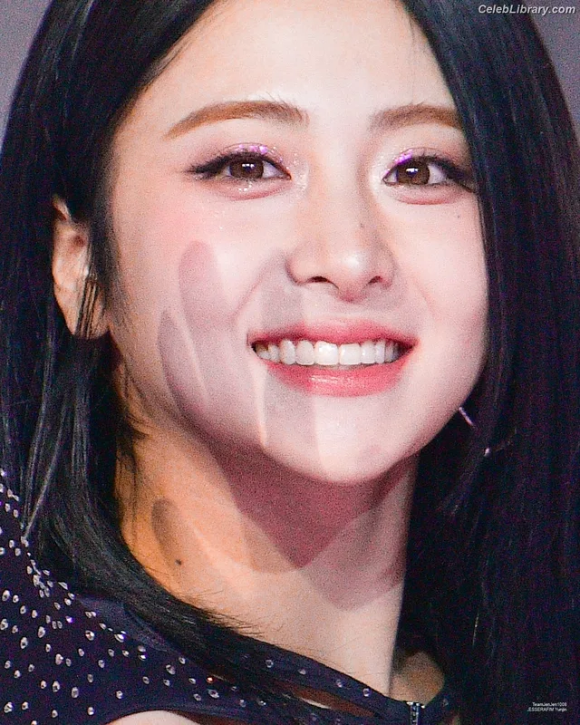 Huh Yunjin 허윤진  LESSERAFIM photo 20 of 253