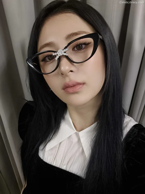 Huh Yunjin 허윤진  LESSERAFIM photo 22 of 253