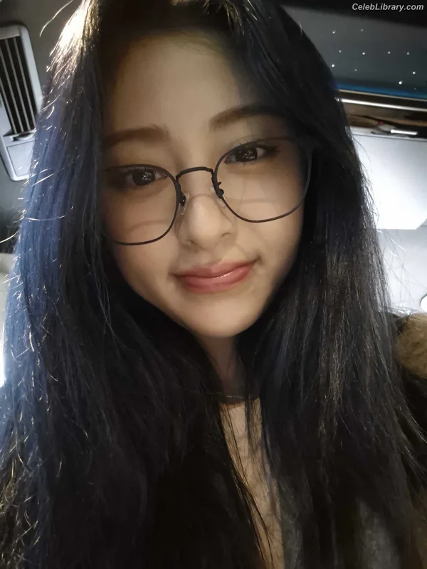 Huh Yunjin 허윤진  LESSERAFIM photo 23 of 253