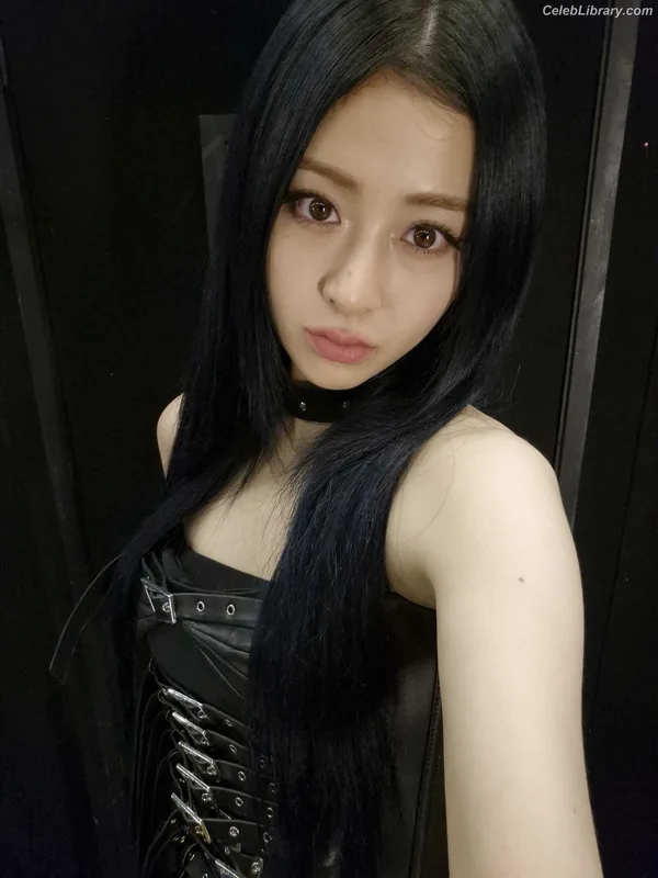 Huh Yunjin 허윤진  LESSERAFIM photo 24 of 253