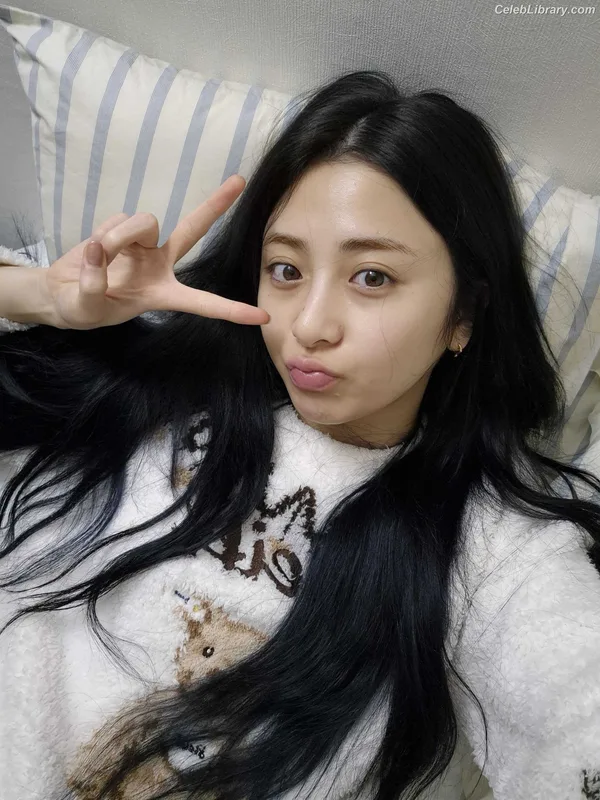 Huh Yunjin 허윤진 LESSERAFIM photo 5 of 253