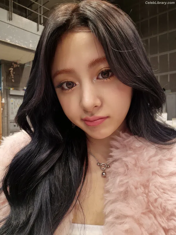Huh Yunjin 허윤진 LESSERAFIM photo 10 of 253