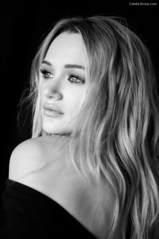Hunter King photo 1 of 82