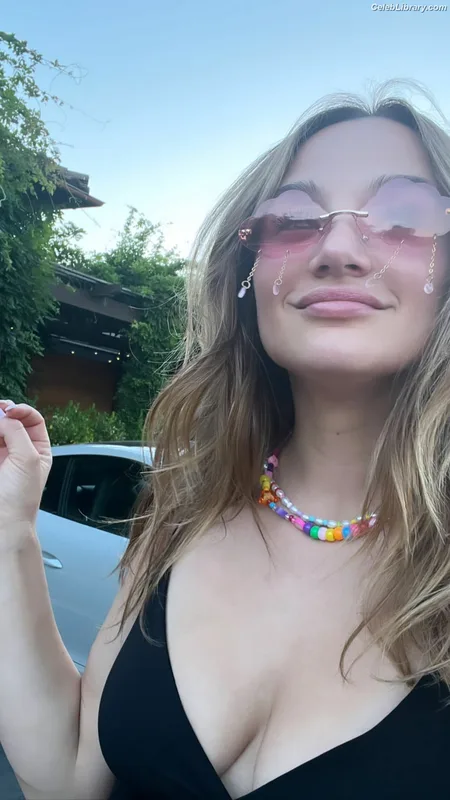 Hunter King photo 8 of 82