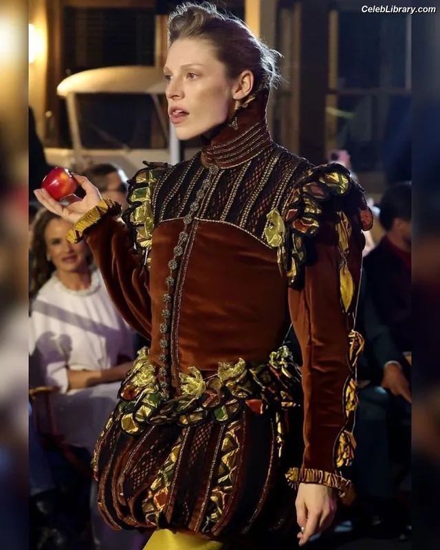 Hunter Schafer photo 7 of 46