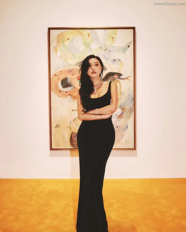 HWASA photo 2 of 469