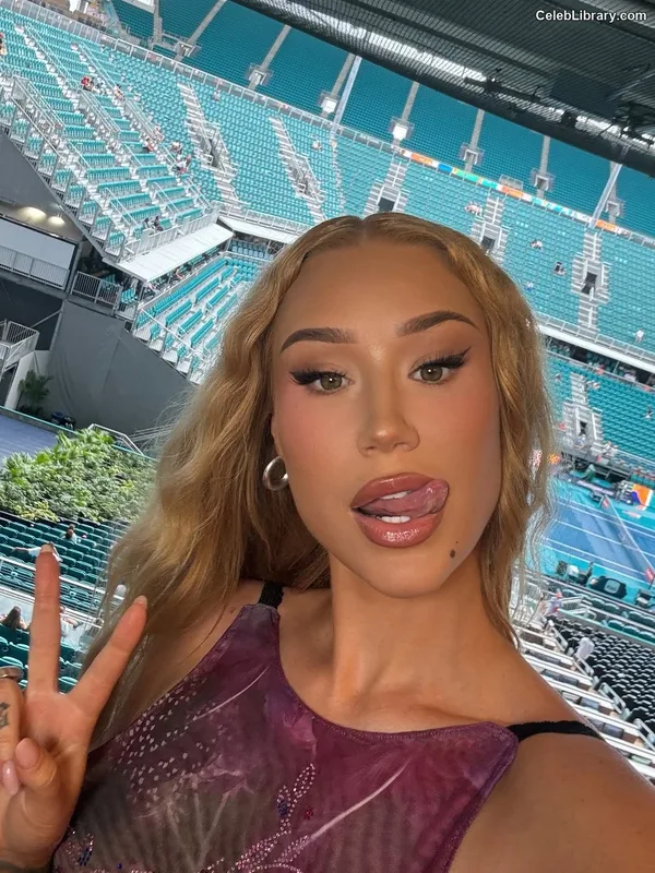 Iggy Azalea photo 1 of 757