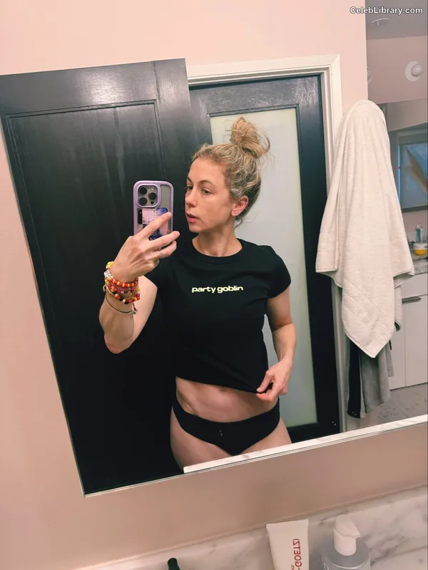 Iliza Shlesinger photo 18 of 92